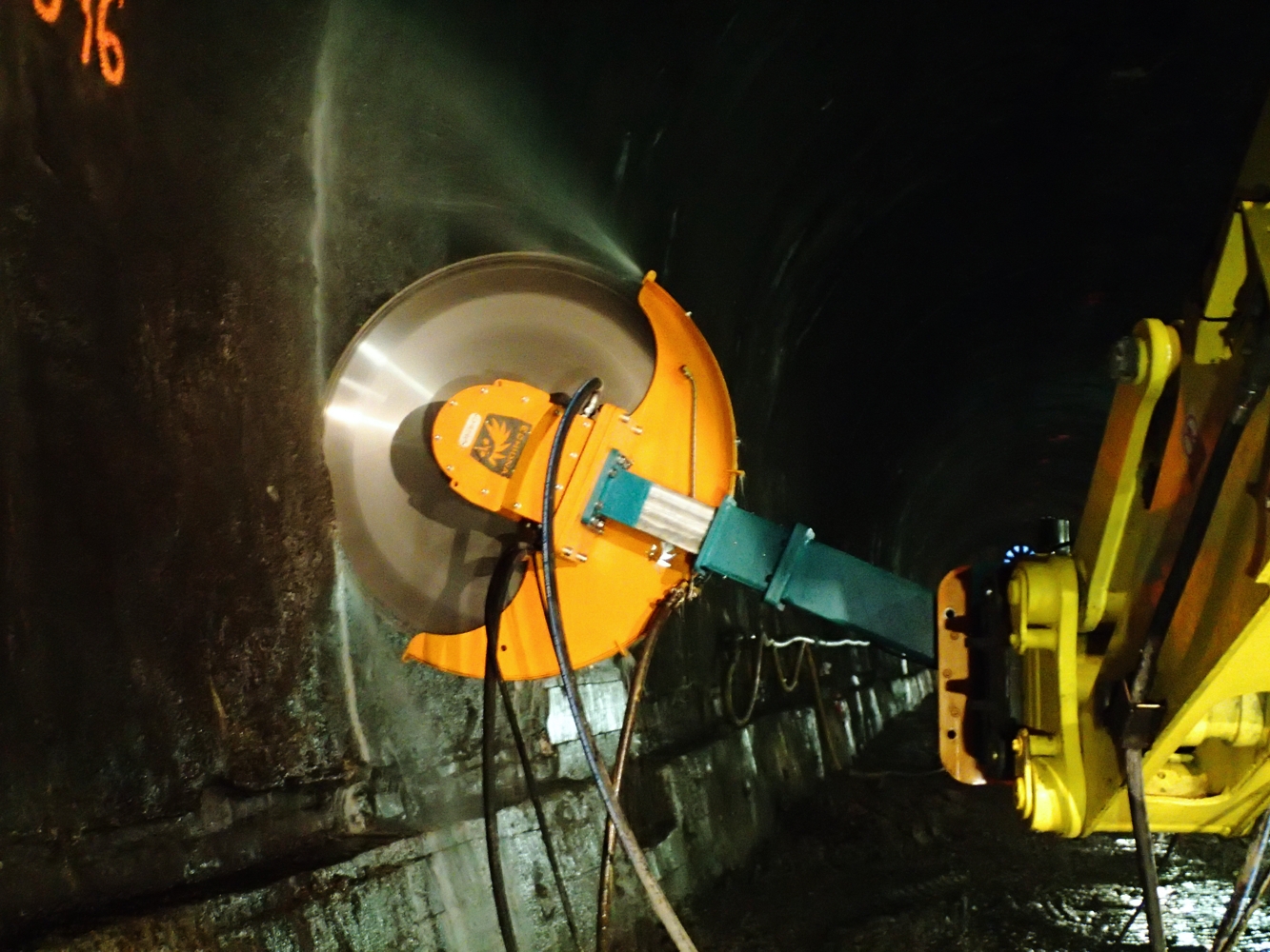 D4HS high speed diamond rocksaw on tilting, rotating telescopic arm for cutting tunnel walls